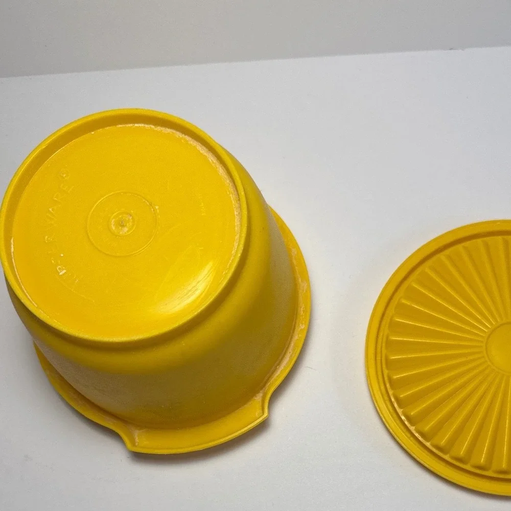 Tupperware Servalier Bowl Vintage 4in Yellow Good Sunburst Lid 808-11